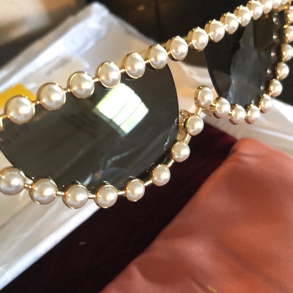 Sale. New Authentic Gucci  pearls sunglasses - Picture 8 of 8